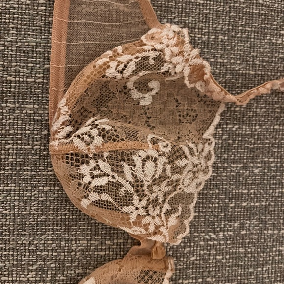 La Perla Cream Lace Bra with Floral Motif and Scalloped Edge- handmade in Italy - Picture 2 of 8